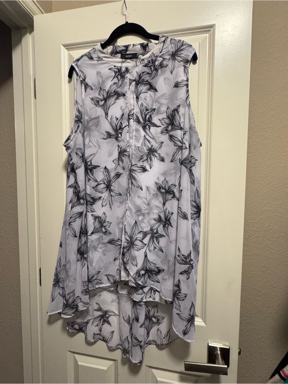 Alfani Woman 20W Black and White Floral Keyhole Shell Top